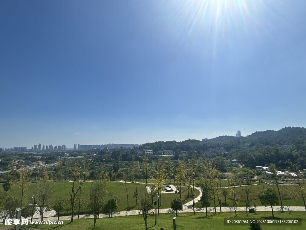 陽(yáng)光照耀下的開(kāi)闊綠地美景