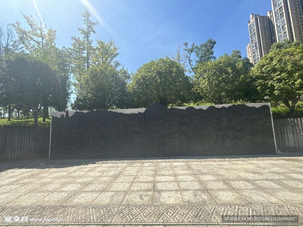 戶外空曠廣場(chǎng)與綠植景觀