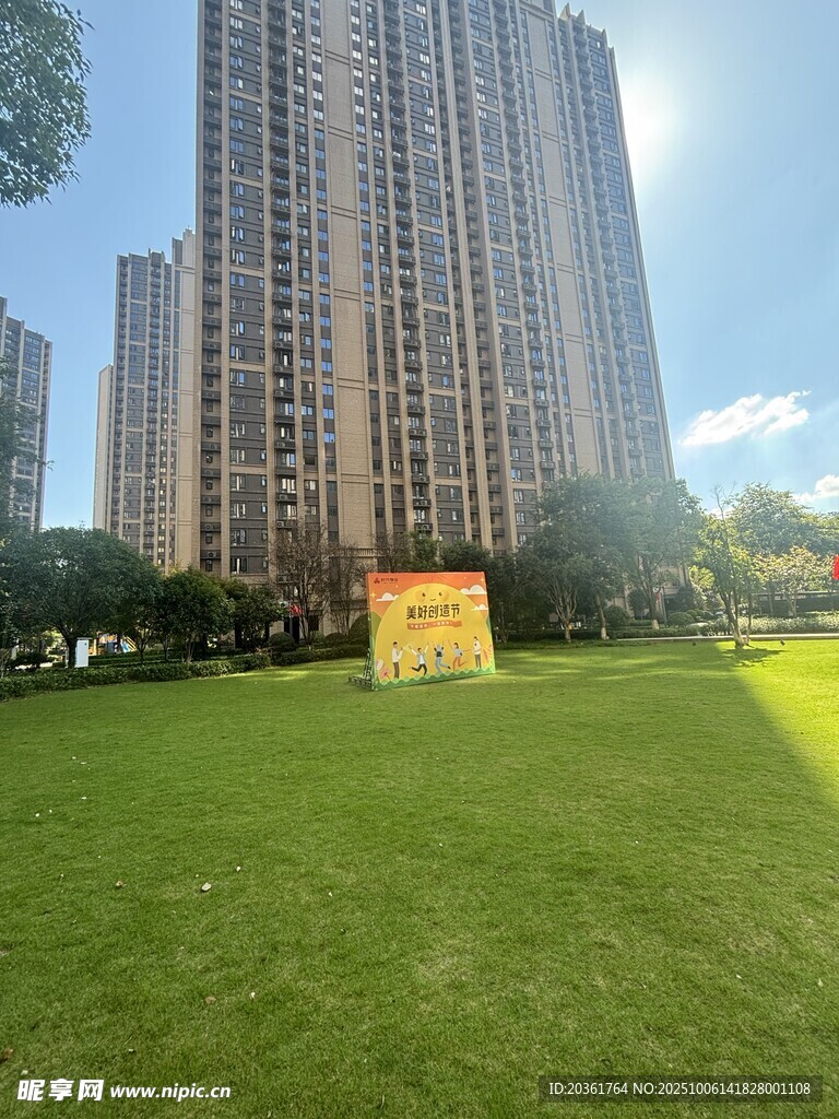 高樓前的翠綠草坪景觀