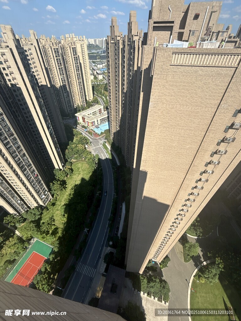 俯瞰城市高樓與綠地景觀