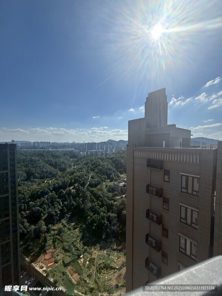 城市高樓外的陽光綠野
