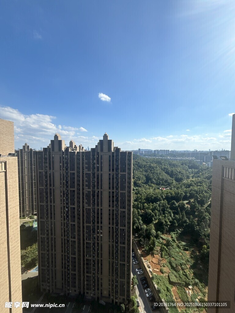 高層俯瞰城市與綠地景觀