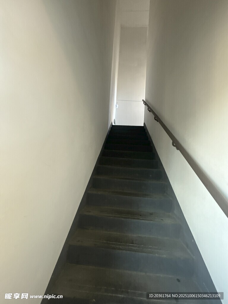 狹長走廊過道室內景象