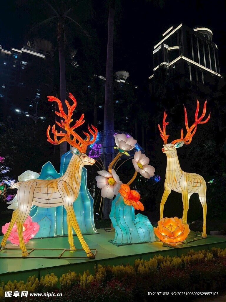 夜晚鹿形花燈璀璨綻放