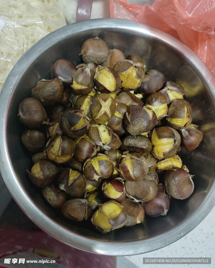 一碗新鮮的去皮板栗