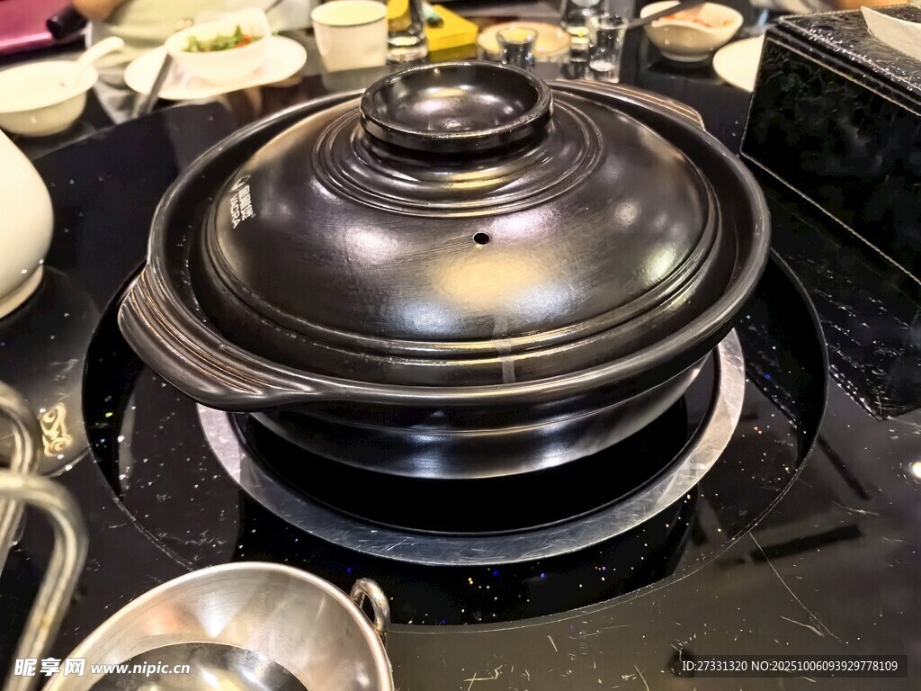 黑色砂鍋置于爐灶之上