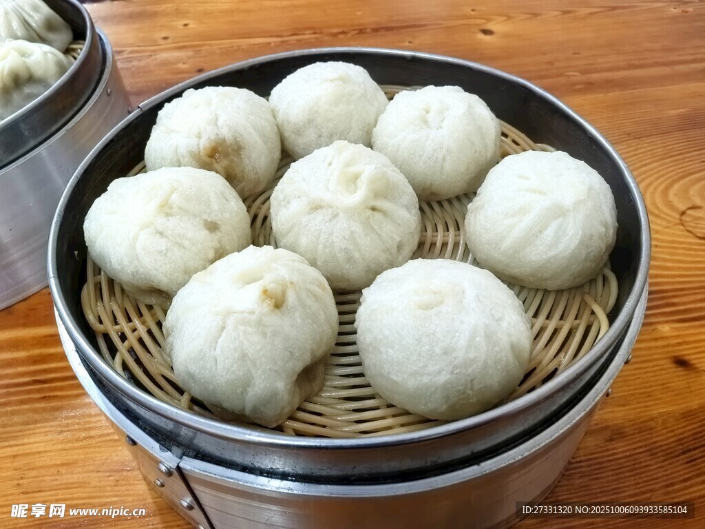 蒸籠里的美味白面包子