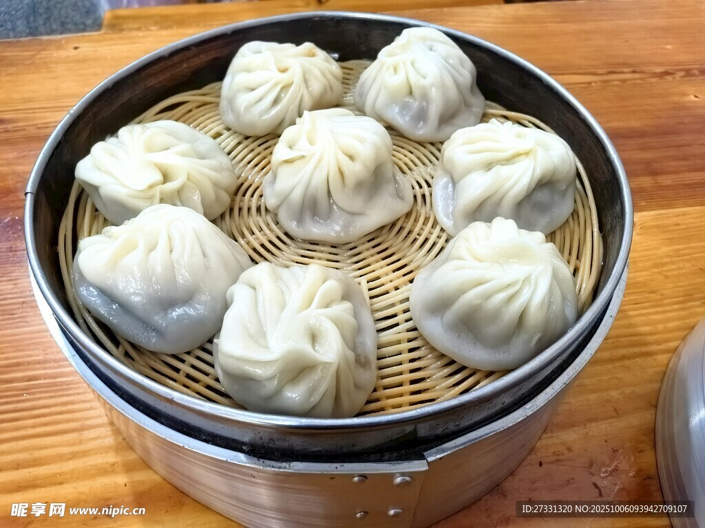 竹制蒸籠里的美味小籠包