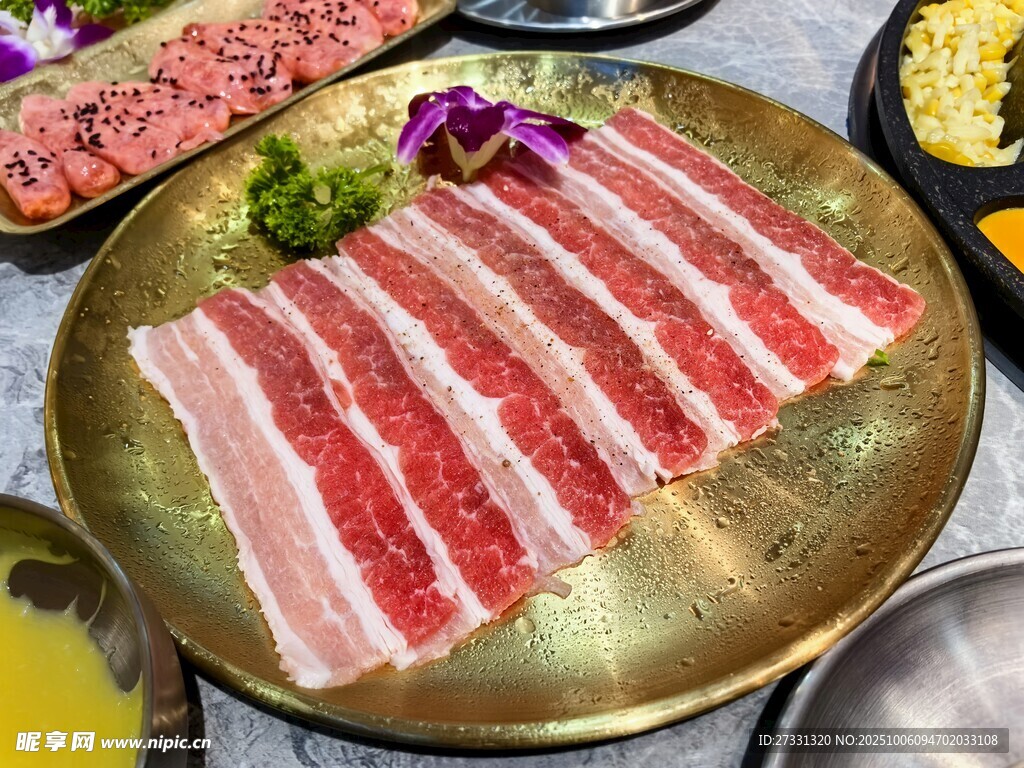 新鮮美味的涮煮五花肉片