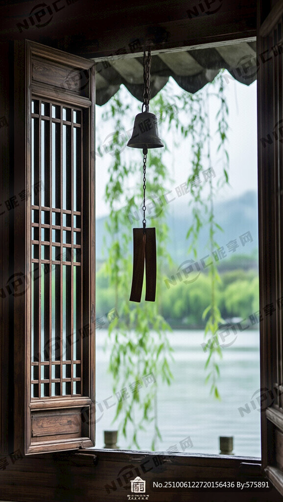 一扇古樸的窗戶 窗戶上掛著風(fēng)鈴