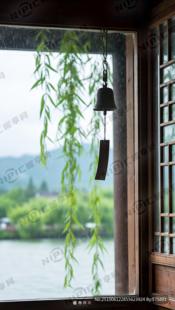 窗戶上掛著風(fēng)鈴 遠(yuǎn)處有水和遠(yuǎn)山