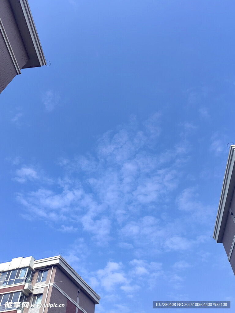 仰望藍(lán)天與樓宇