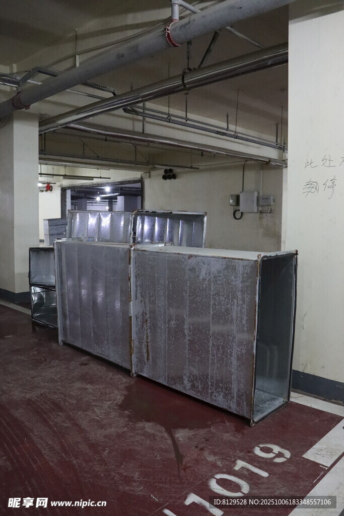工業(yè)風(fēng)室內(nèi)金屬置物架場(chǎng)景