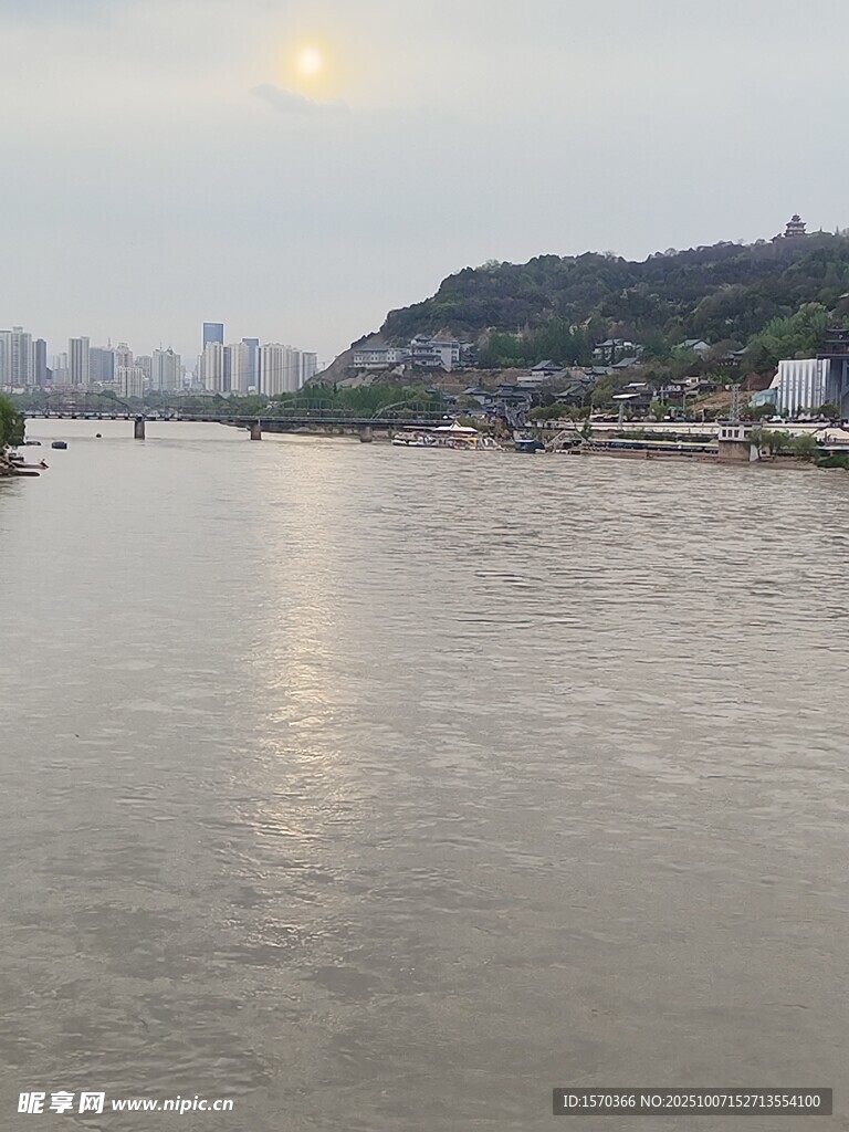 江邊城市風(fēng)光