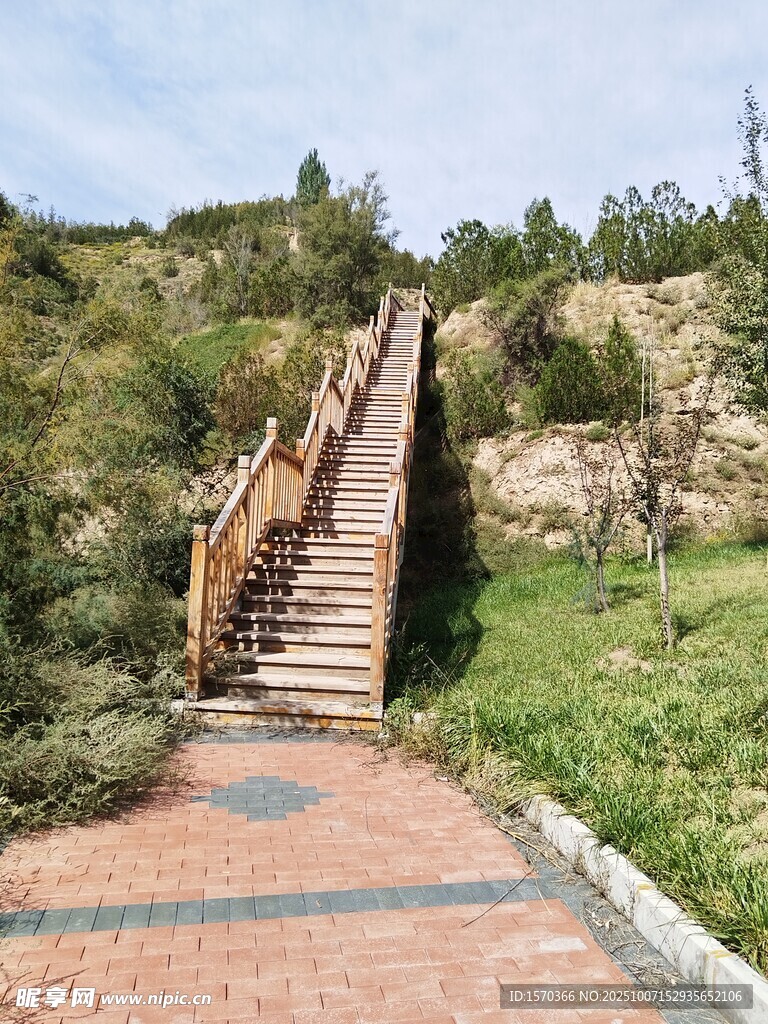 山間木質(zhì)階梯步道景觀