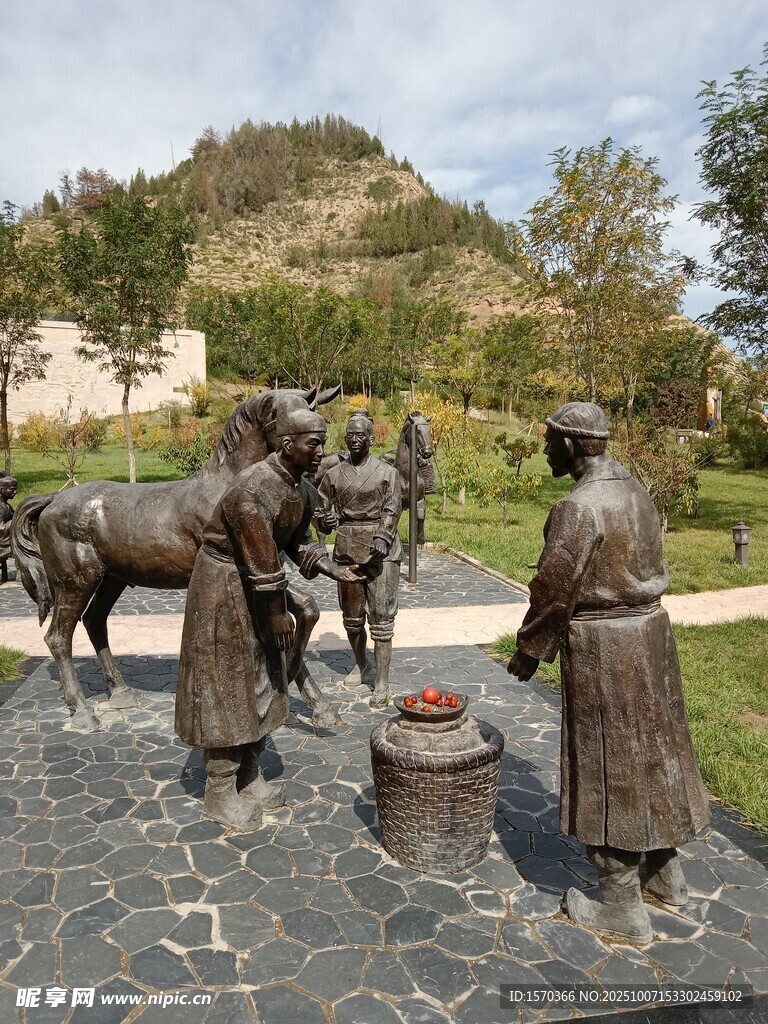 古代人物與馬的青銅雕塑
