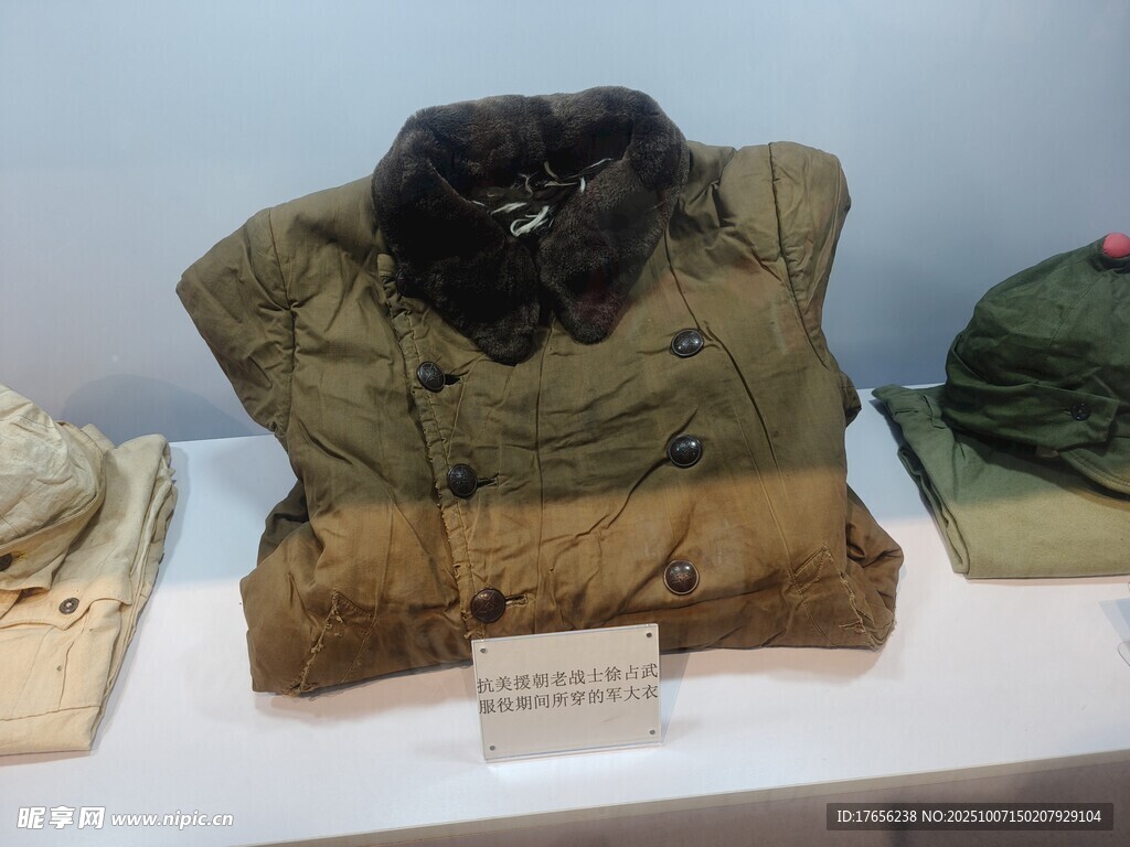 老式軍帽與衣物展示