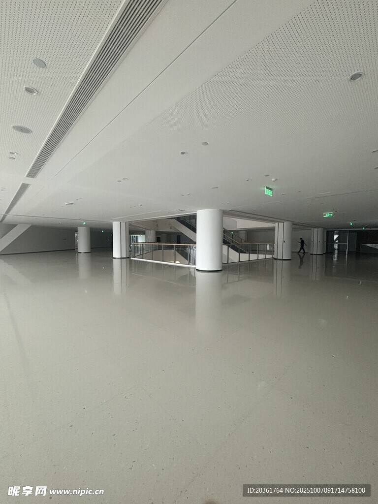 空曠現(xiàn)代地下空間場(chǎng)景