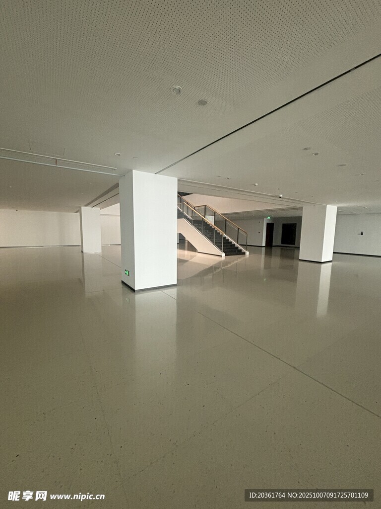 空曠現(xiàn)代室內(nèi)空間場(chǎng)景