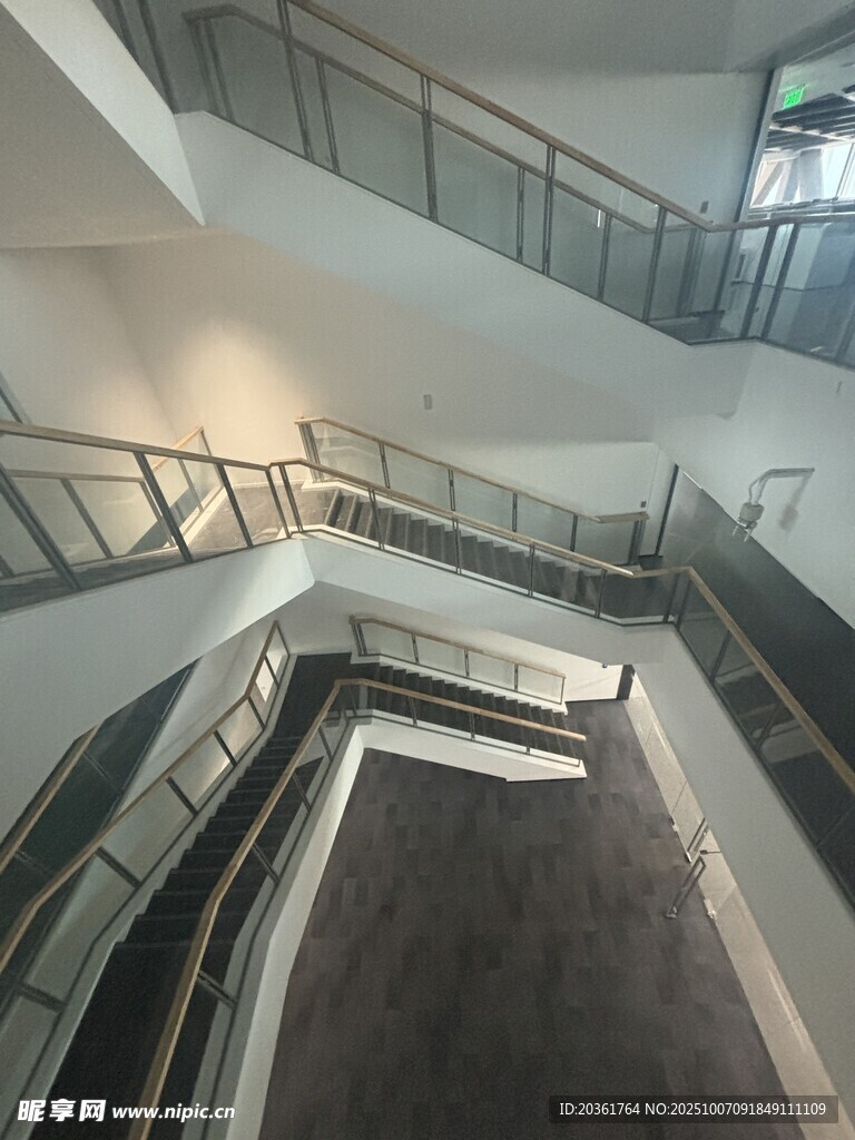 現(xiàn)代建筑內(nèi)部多層樓梯空間