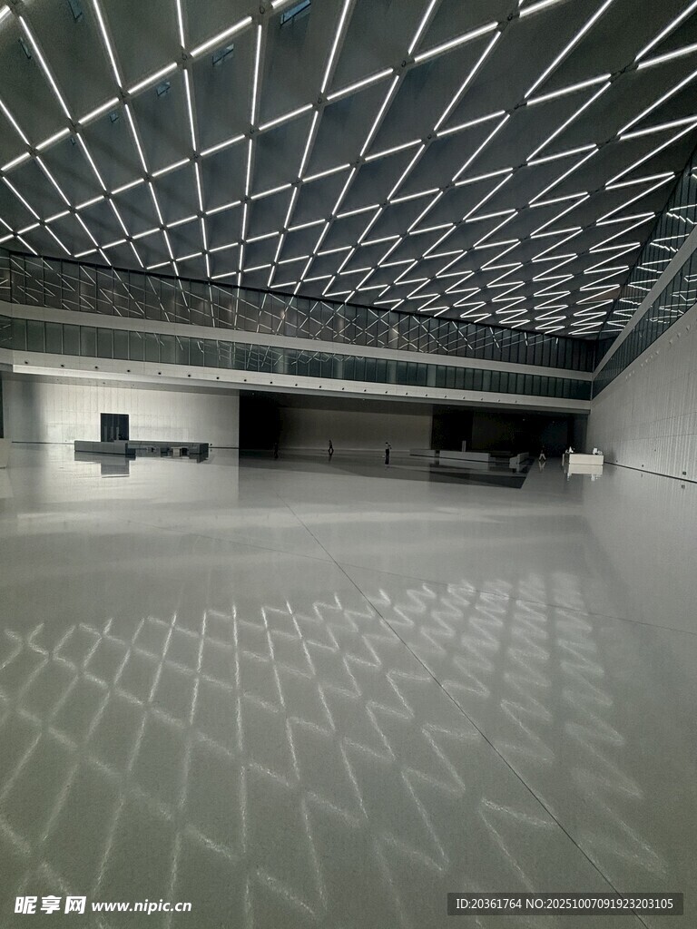 現(xiàn)代簡約風(fēng)格空曠室內(nèi)空間