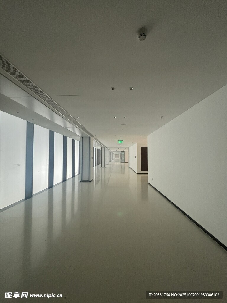 寬敞明亮的現(xiàn)代空曠走廊