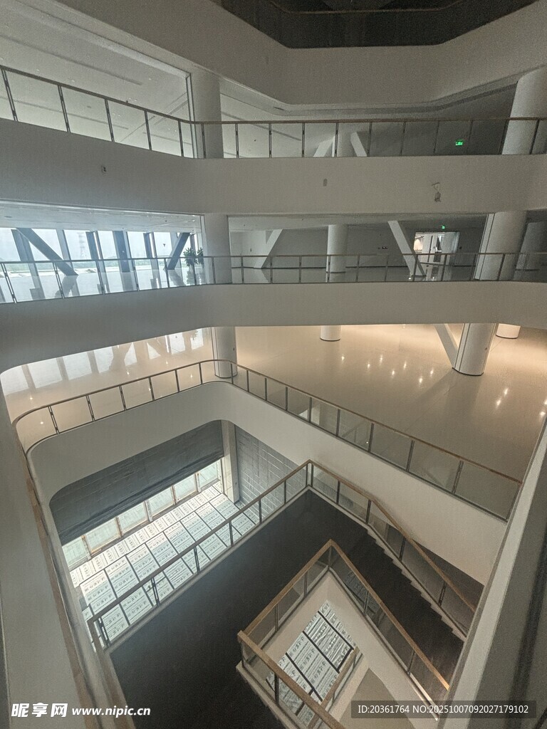 現(xiàn)代多層建筑內(nèi)部空間