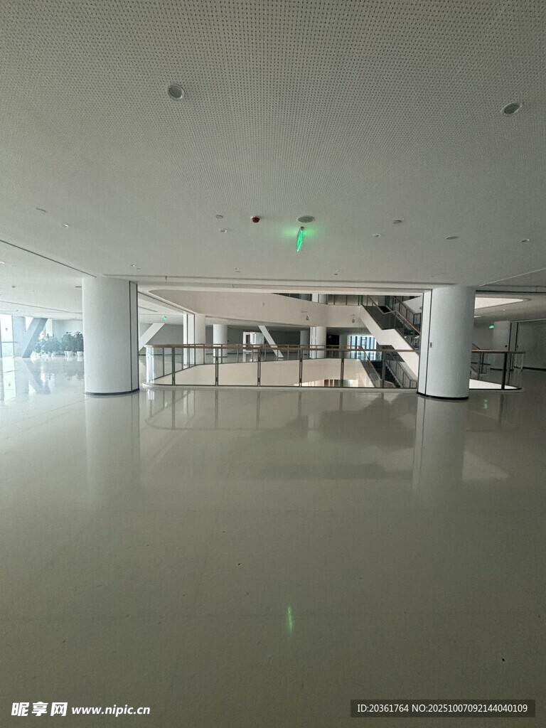 空曠現(xiàn)代室內(nèi)空間場景