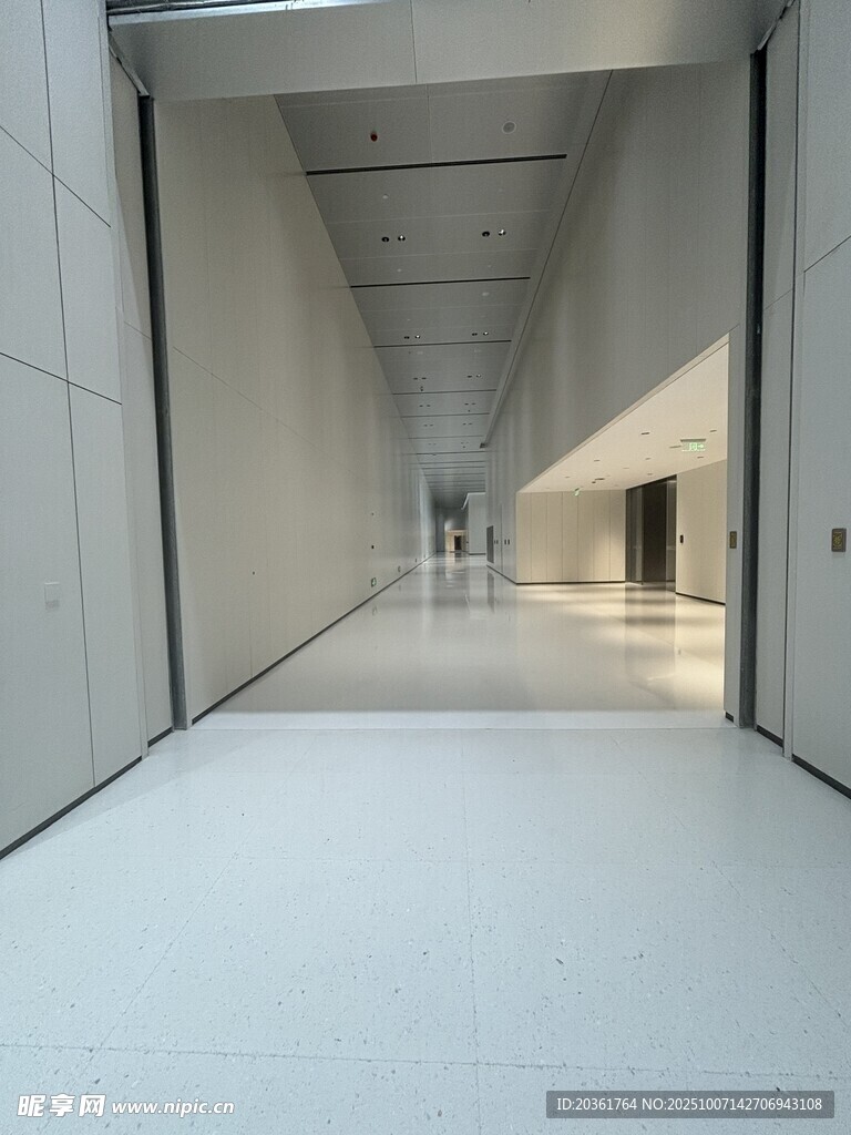 現(xiàn)代簡約空曠走廊空間