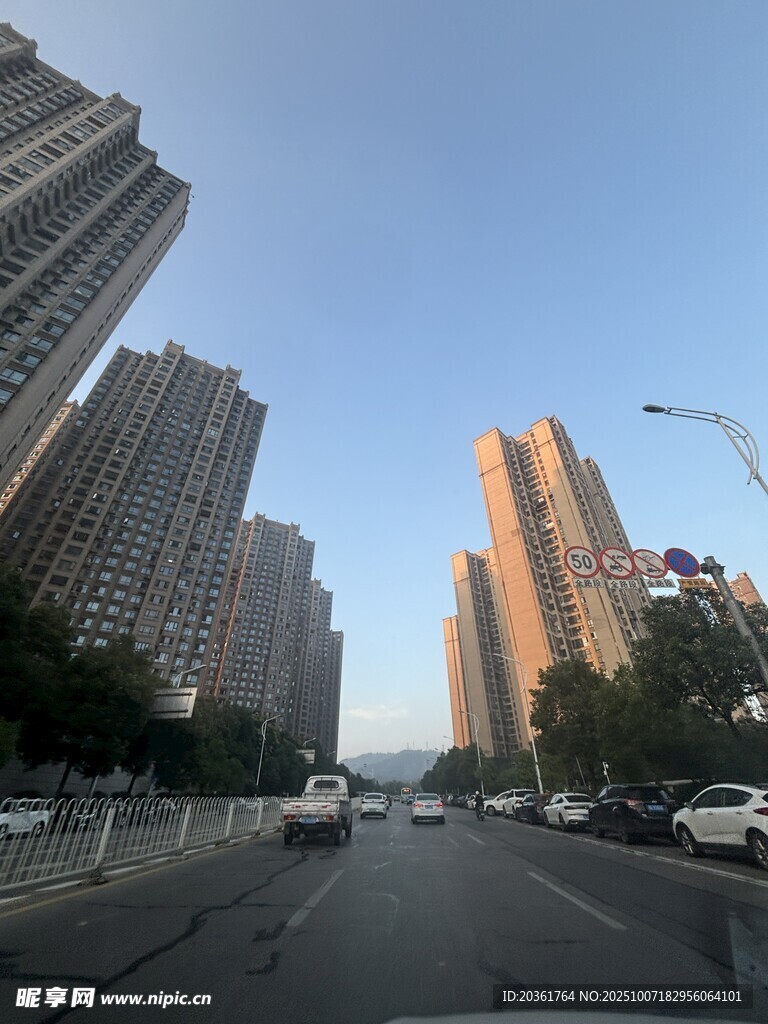 城市街道高樓景觀