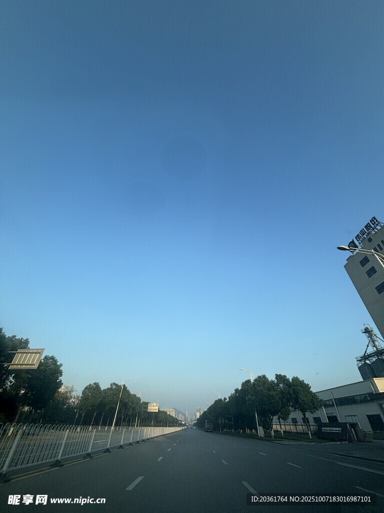 城市道路清晨景象