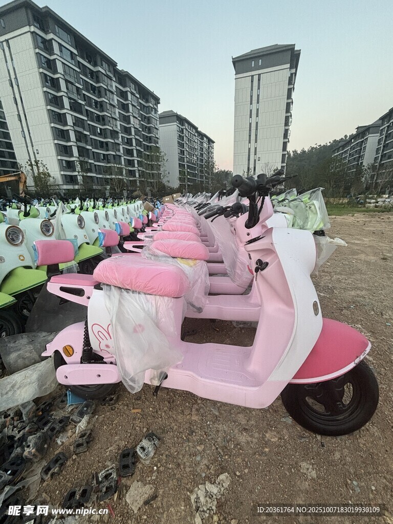 粉色電動(dòng)三輪車整齊停放