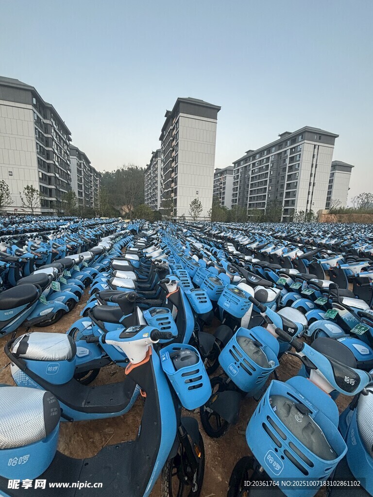 大量藍色電動車停放場景