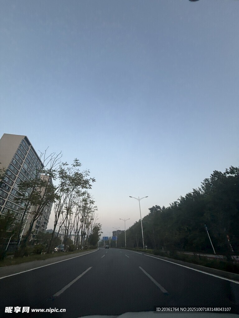 寬闊道路旁的綠植與建筑