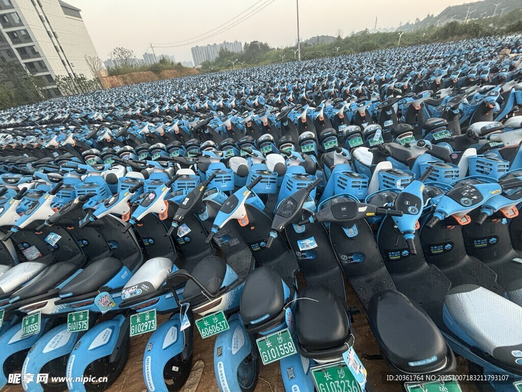 大量整齊停放的藍(lán)色電動(dòng)車