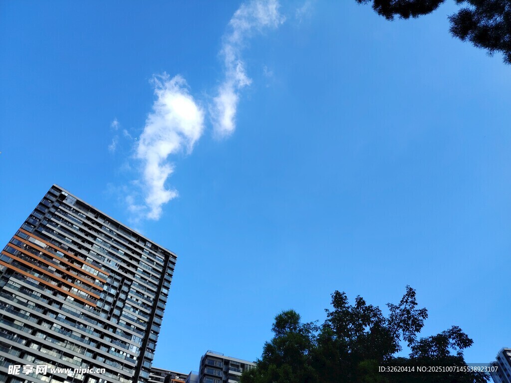 藍(lán)天高樓間的白云美景