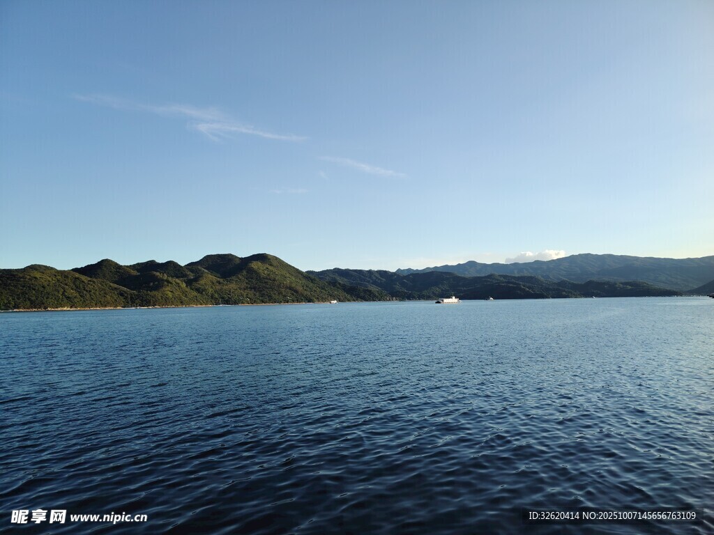 寧靜湖面與遠處山巒景色