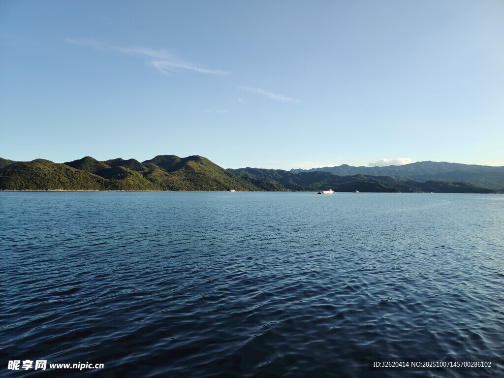 寧靜湖面與遠(yuǎn)山美景