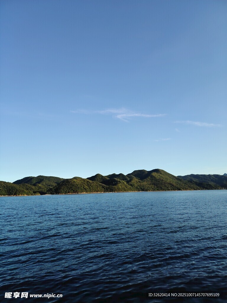 寧靜湖景與遠(yuǎn)處山巒