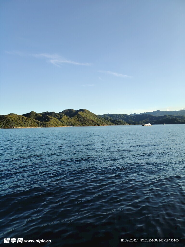 寧?kù)o湖面與遠(yuǎn)處山巒景色