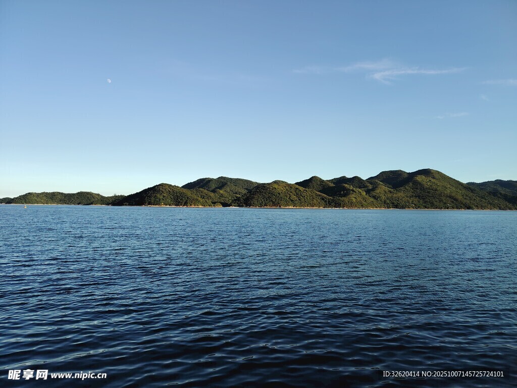 寧?kù)o湖水與遠(yuǎn)處青山