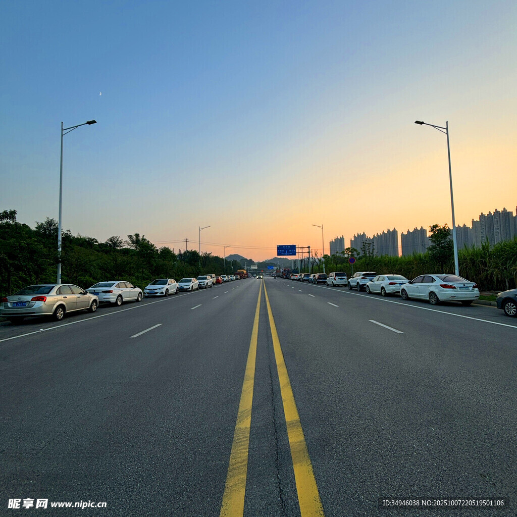 黃昏下的寬闊城市道路
