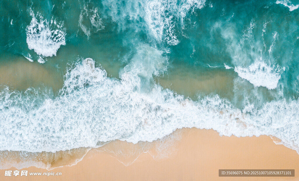 海浪拍打沙灘的美麗景象