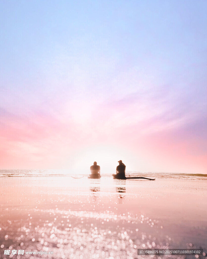 夕陽下兩人泛舟于湖面
