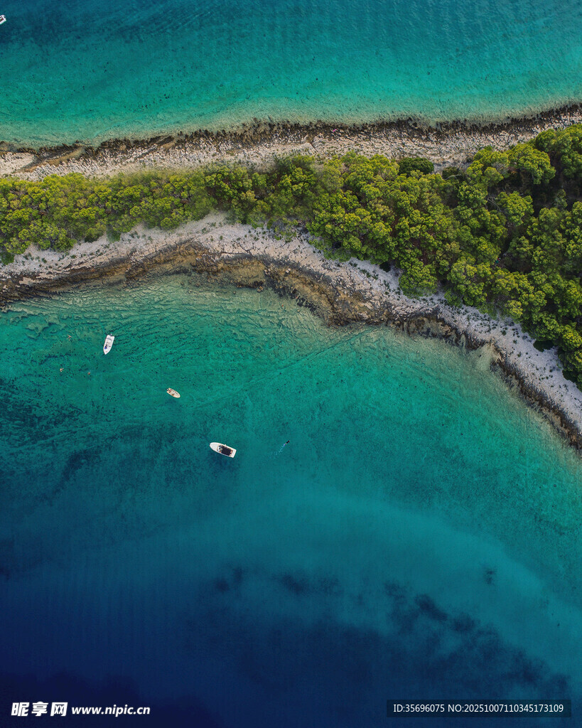 碧海綠岸的海上風光