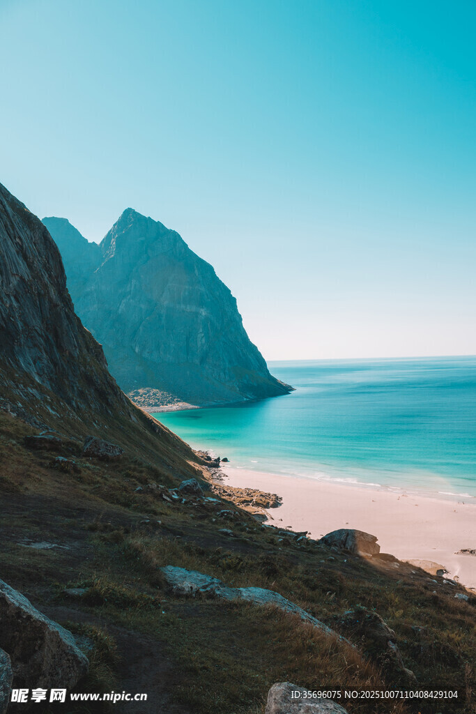 海邊壯麗山景與蔚藍海水