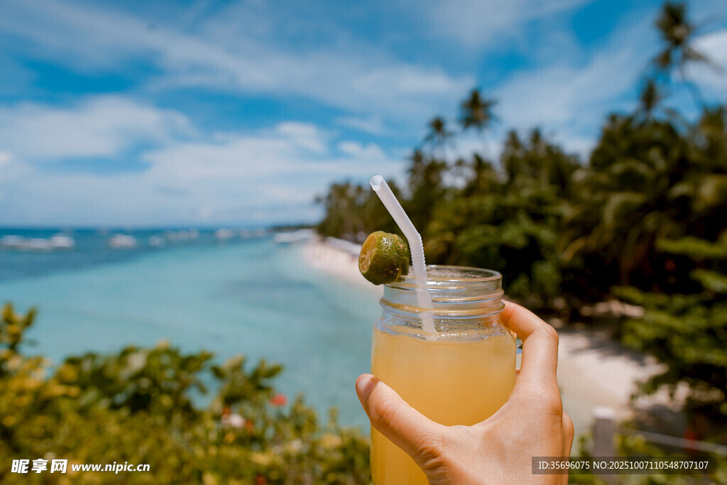 海邊手持冰飲的愜意瞬間