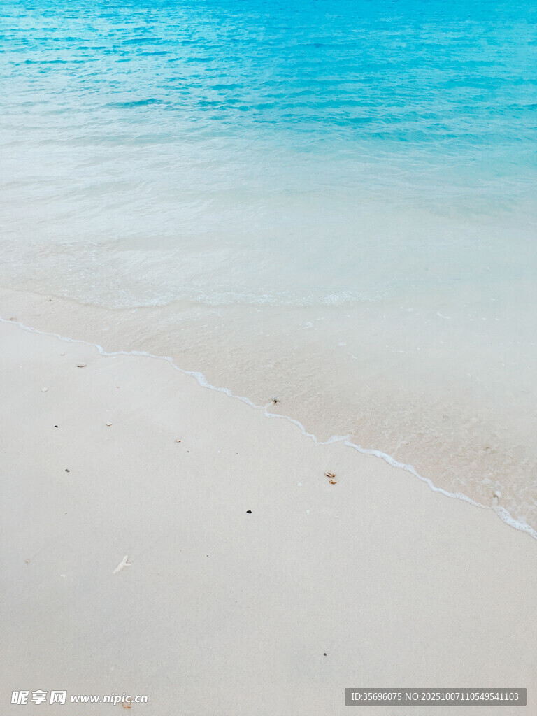 純凈海灘的藍(lán)色海水與白沙