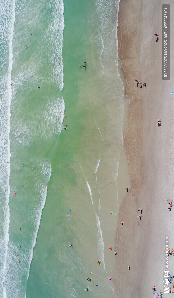 俯瞰美麗海灘與海浪