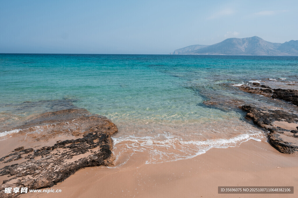 美麗海灘與清澈海水景色